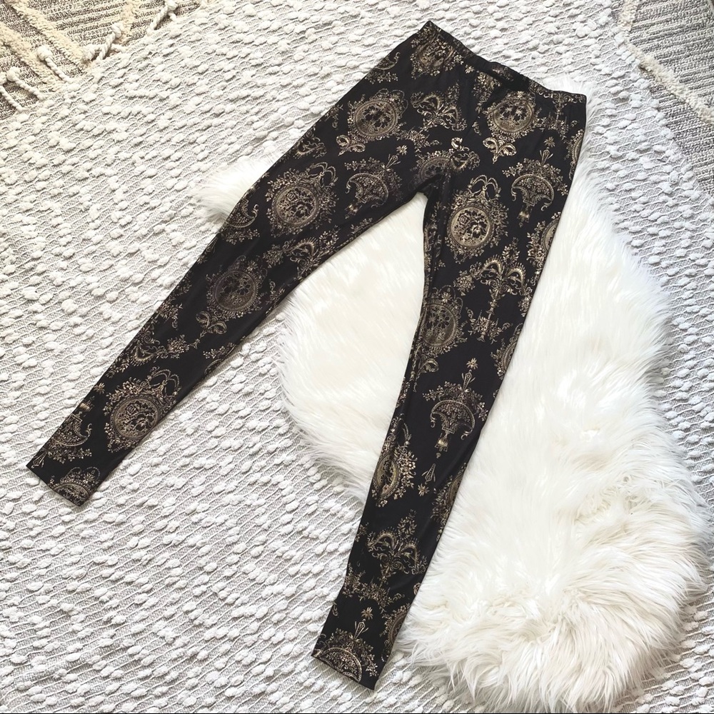 (🎁8/$25) Gold “embossed” leggings